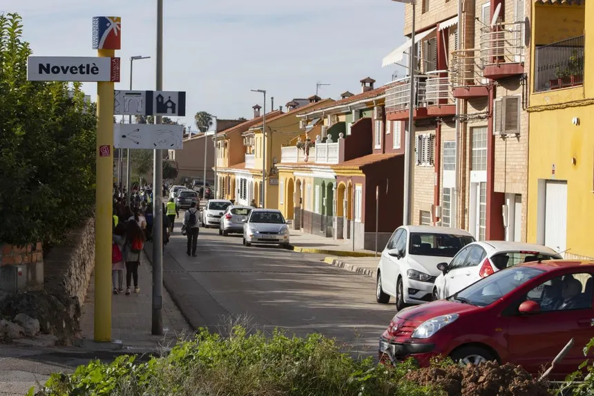 Novetlè bate el récord comarcal de tertulias de plaza que acaban hablando del tiempo